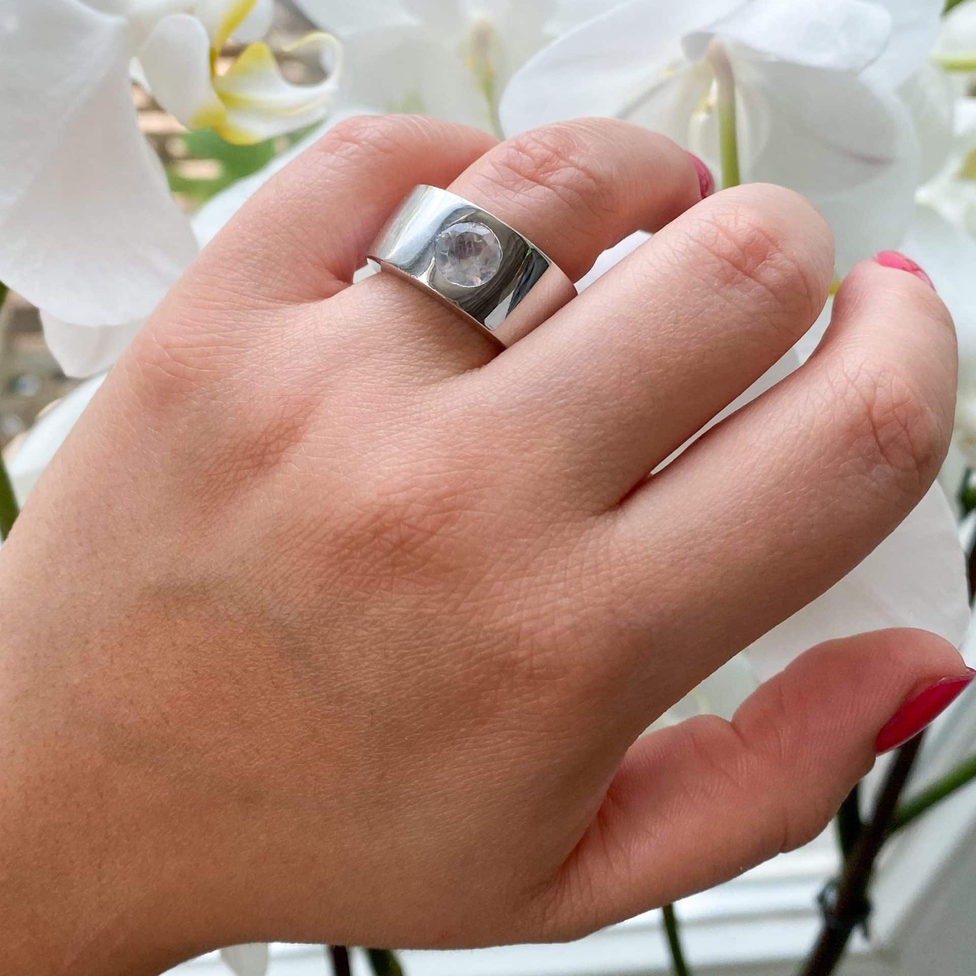 Anneau avec Labradorite blanche facettée
