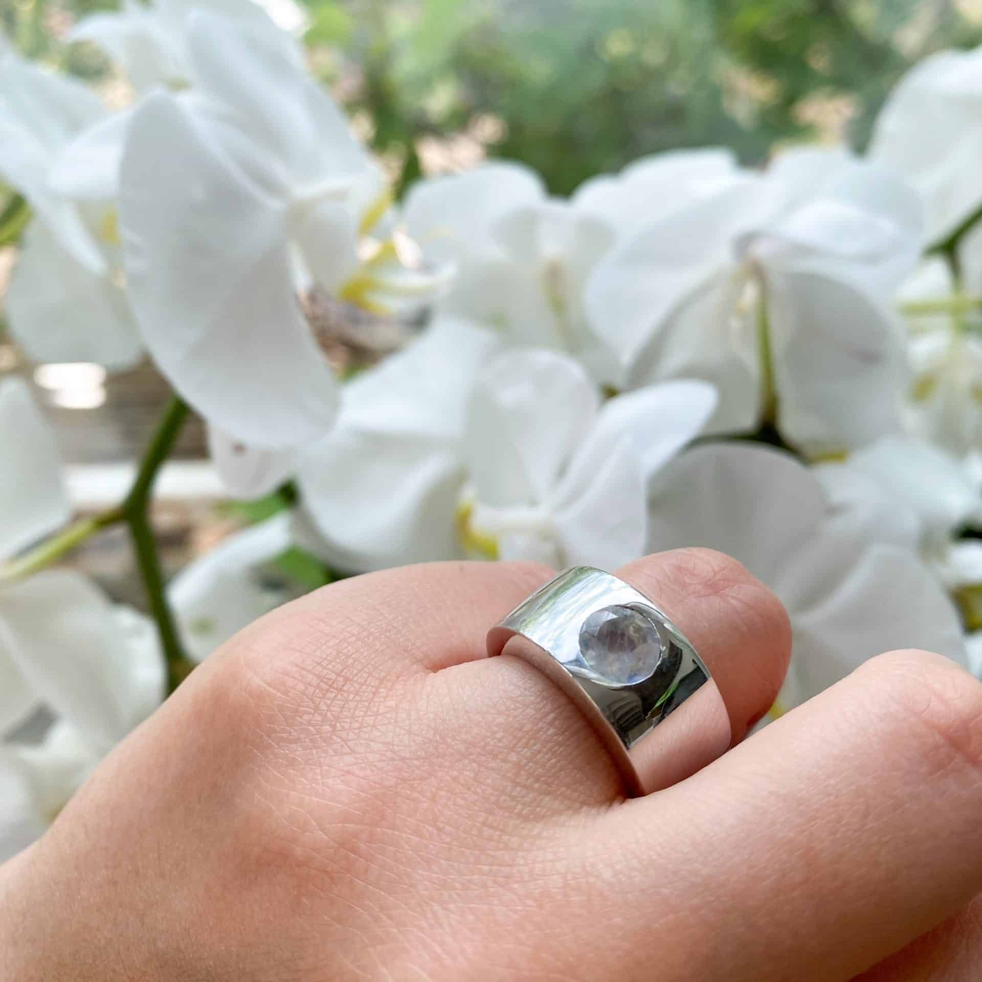 Anneau avec Labradorite blanche facettée