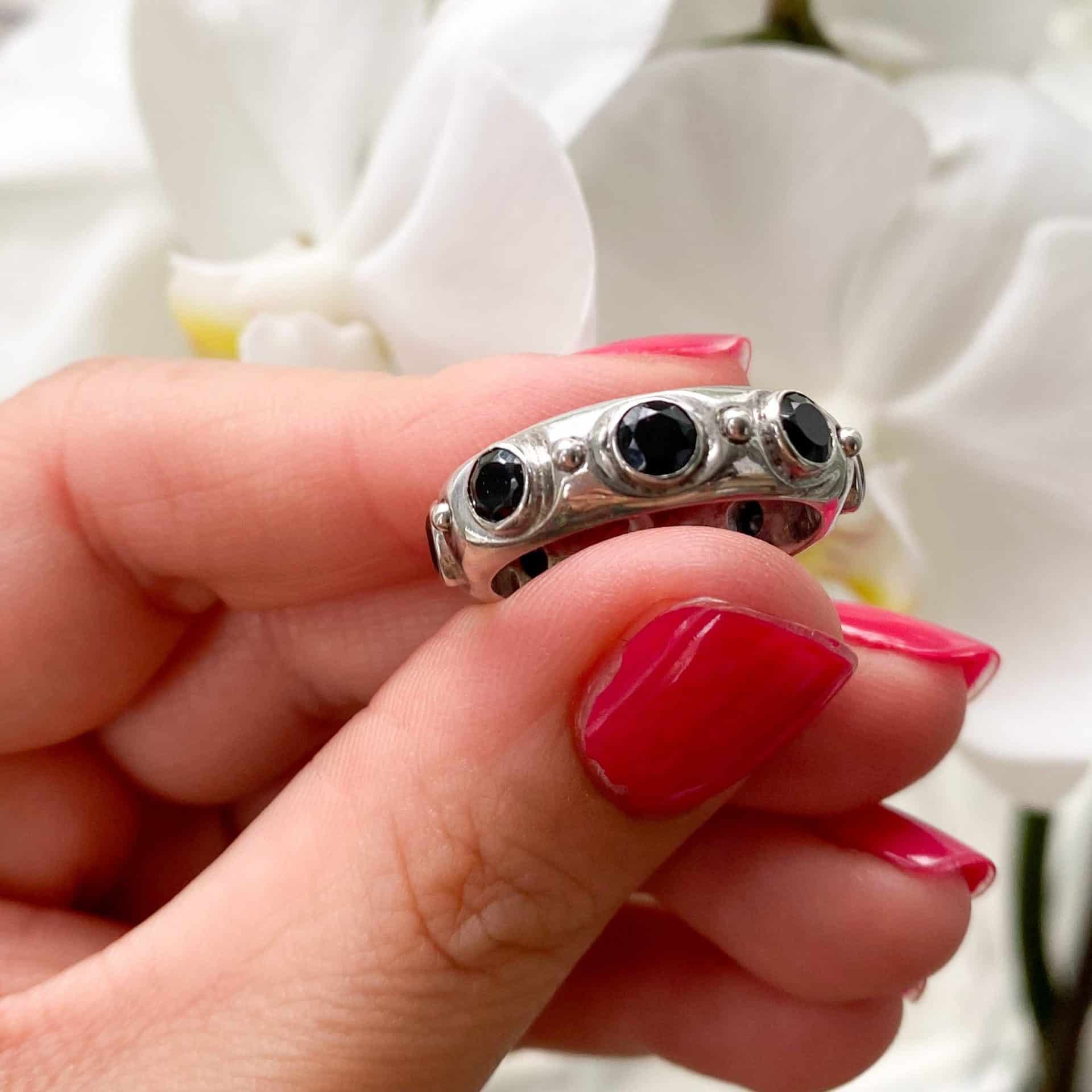 Bague sertie de 7 Spinelles noirs