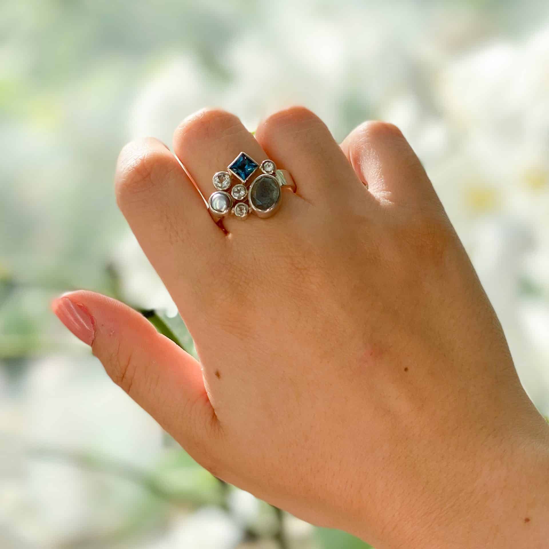 Bague Labradorite, Topaze bleue, Topaze blanche et Perle d'eau douce