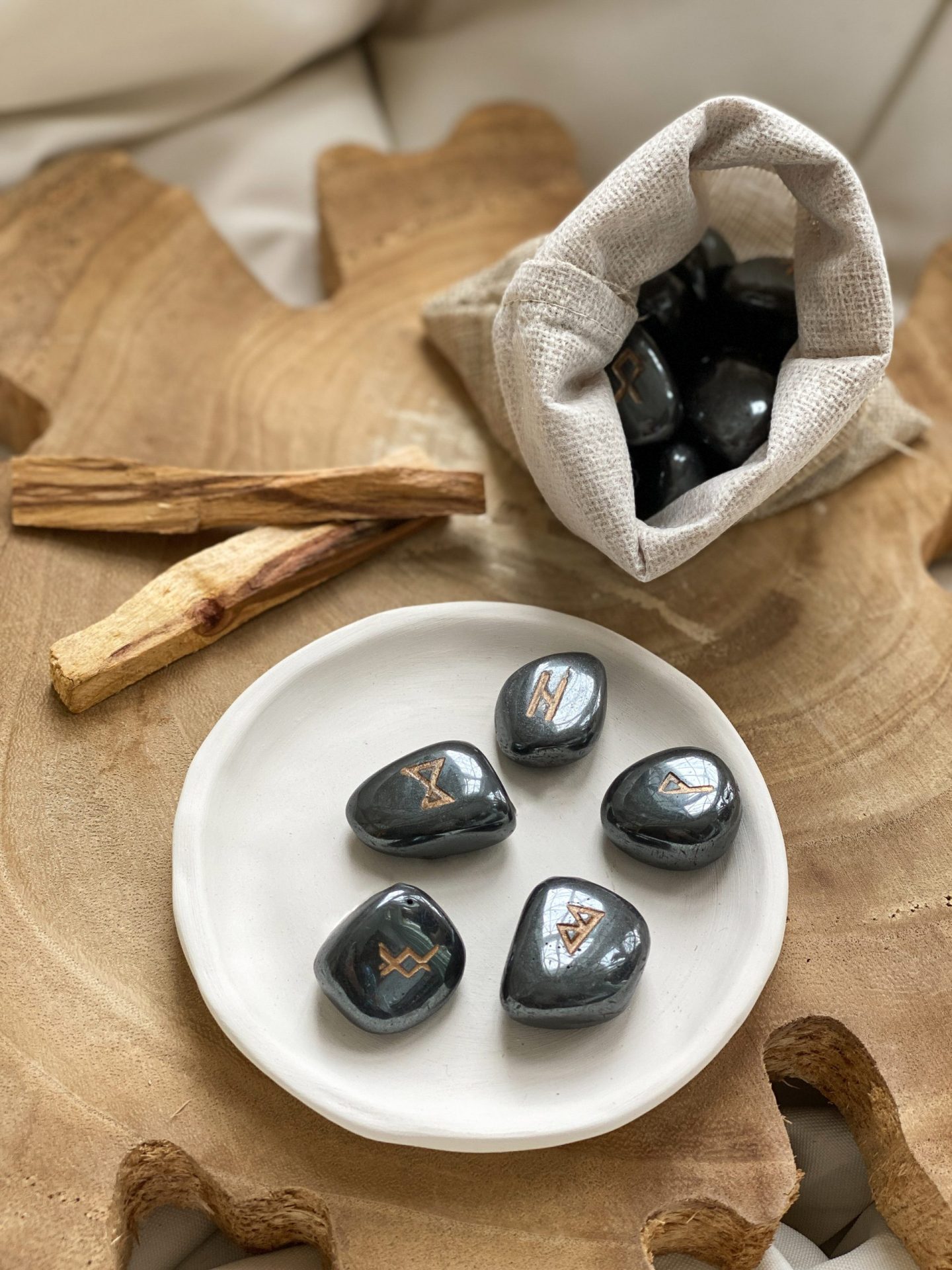 Oracle Runique en Hématite