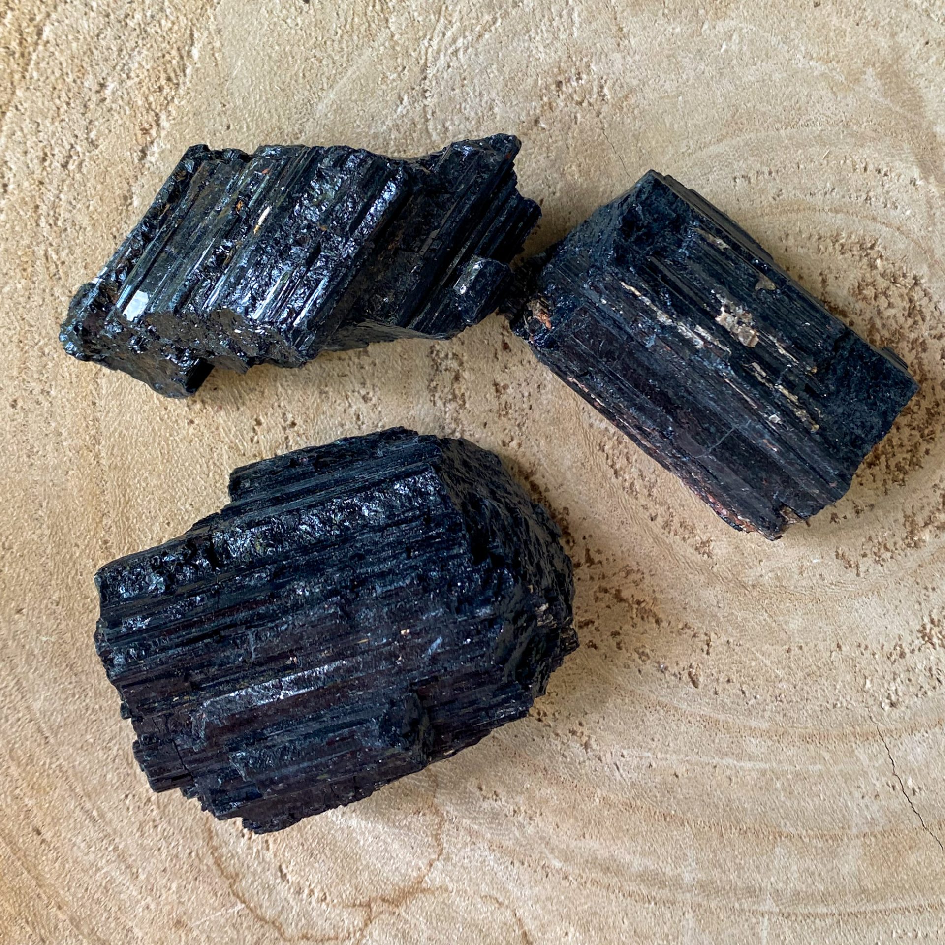 Tourmaline noire du Brésil cristallisée brute