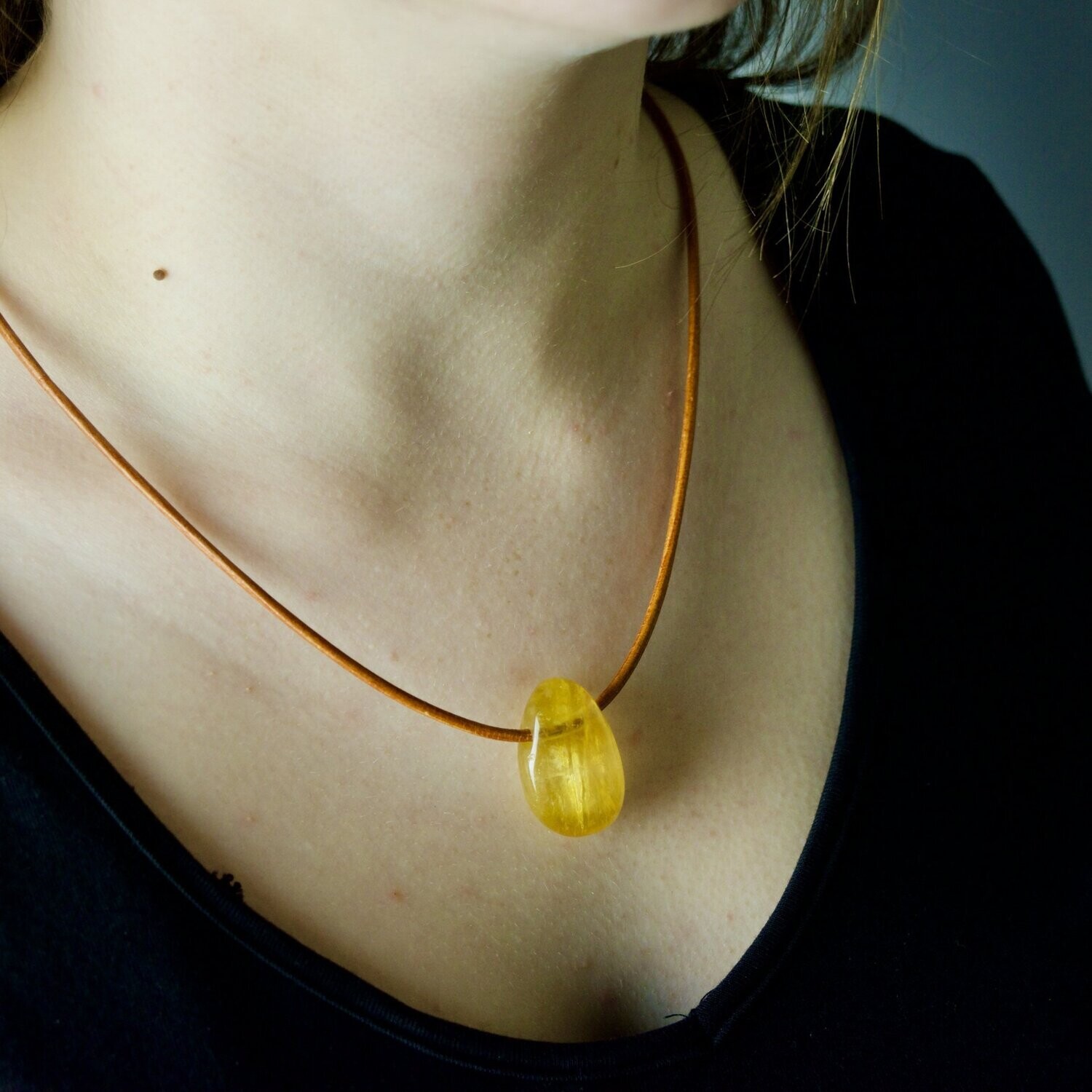 Collier avec une grande Calcite orange roulée