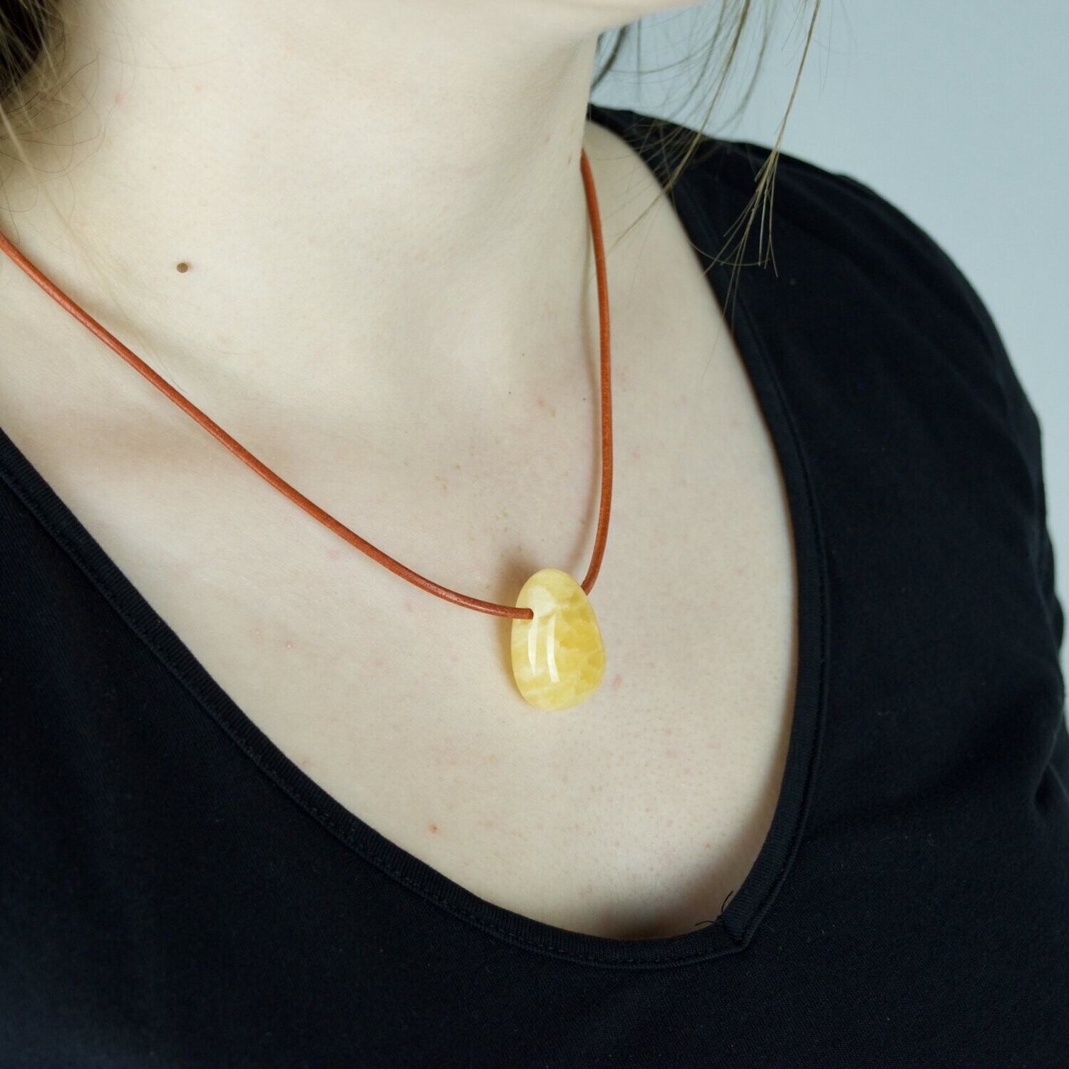 Collier avec une petite Calcite orange roulée