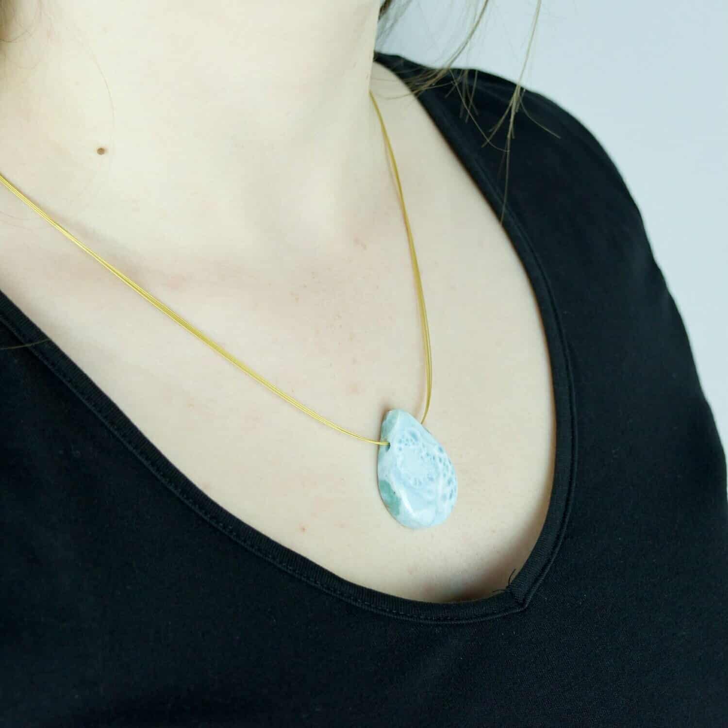 Collier avec cabochon en Larimar forme goutte