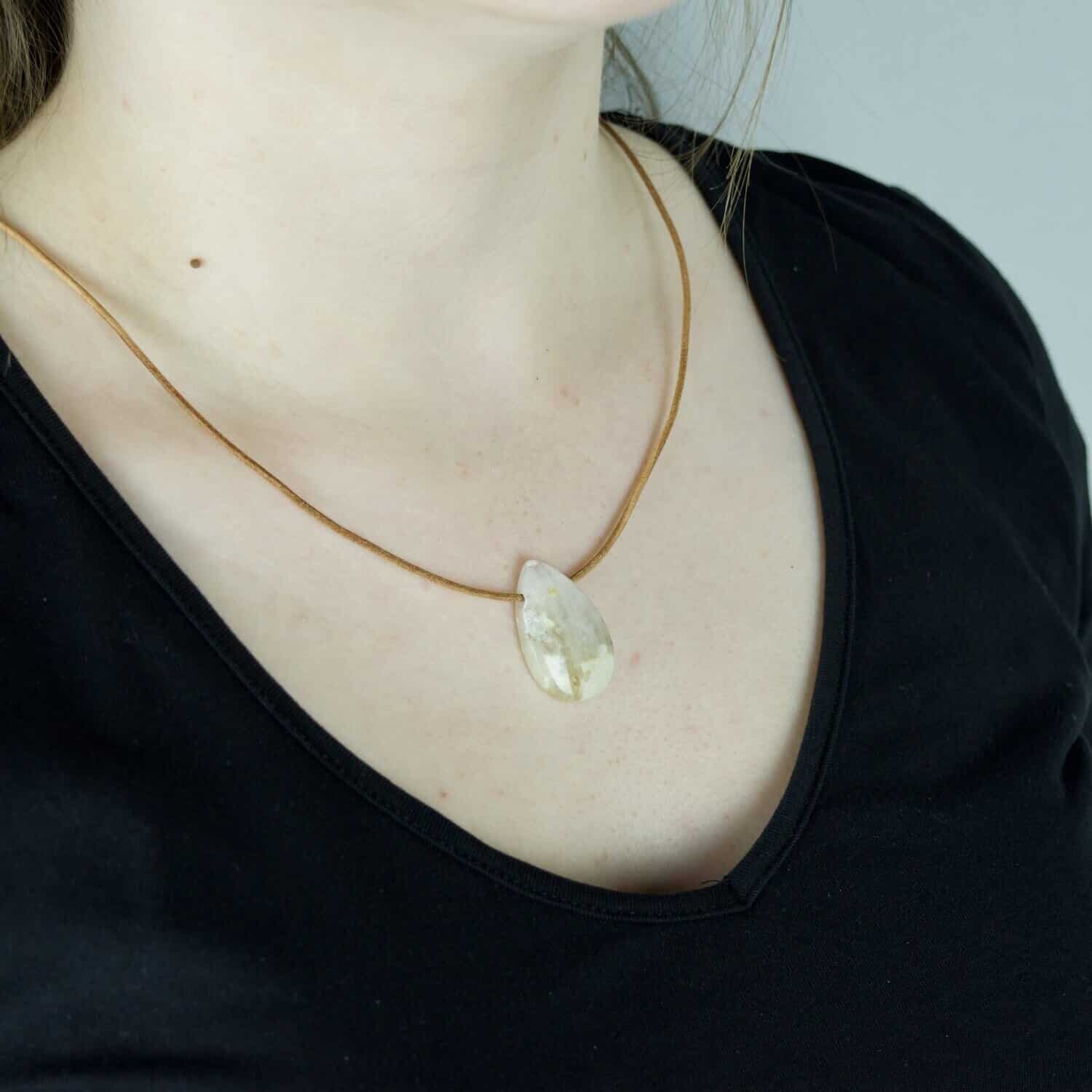 Collier avec cabochon en Pierre de Lune