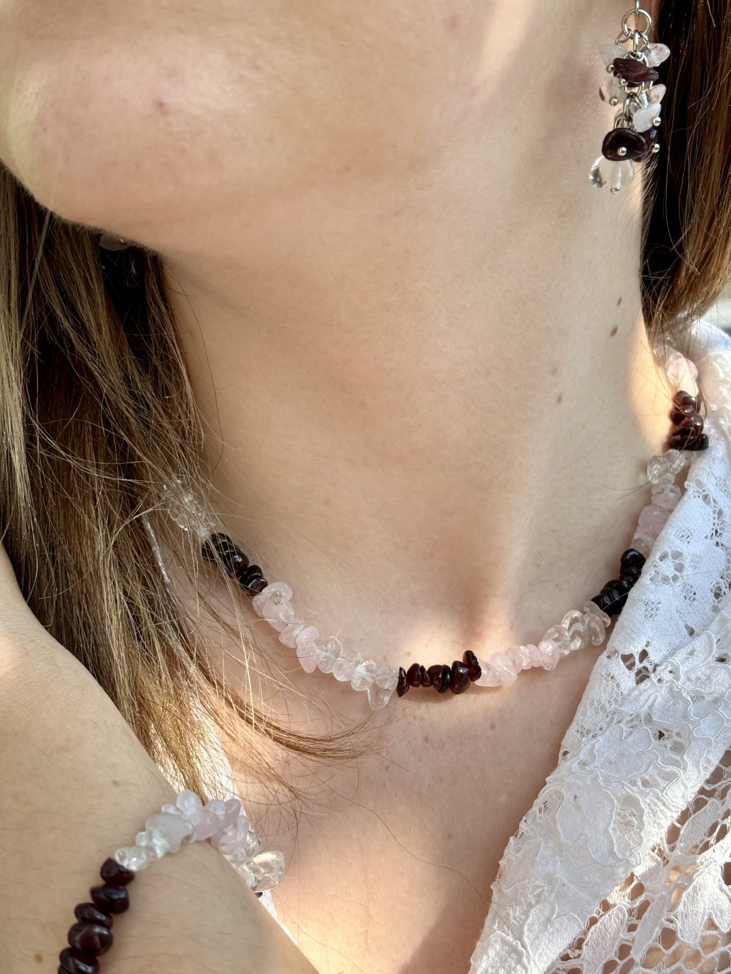 Parure Amour & Confiance en Grenat, Quartz Rose, Cristal de Roche – Collection Trio Éthéré