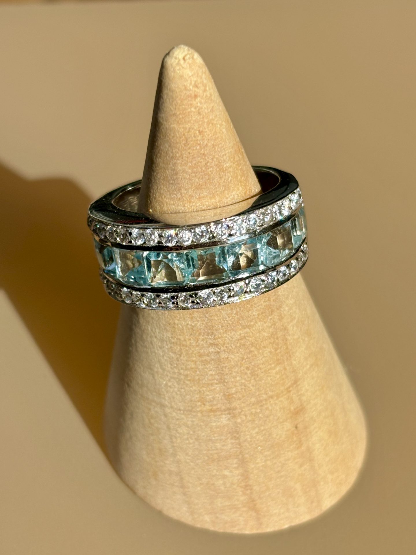 Bague Jonc ornée de 8 Topazes bleues forme Princesse Argent 925