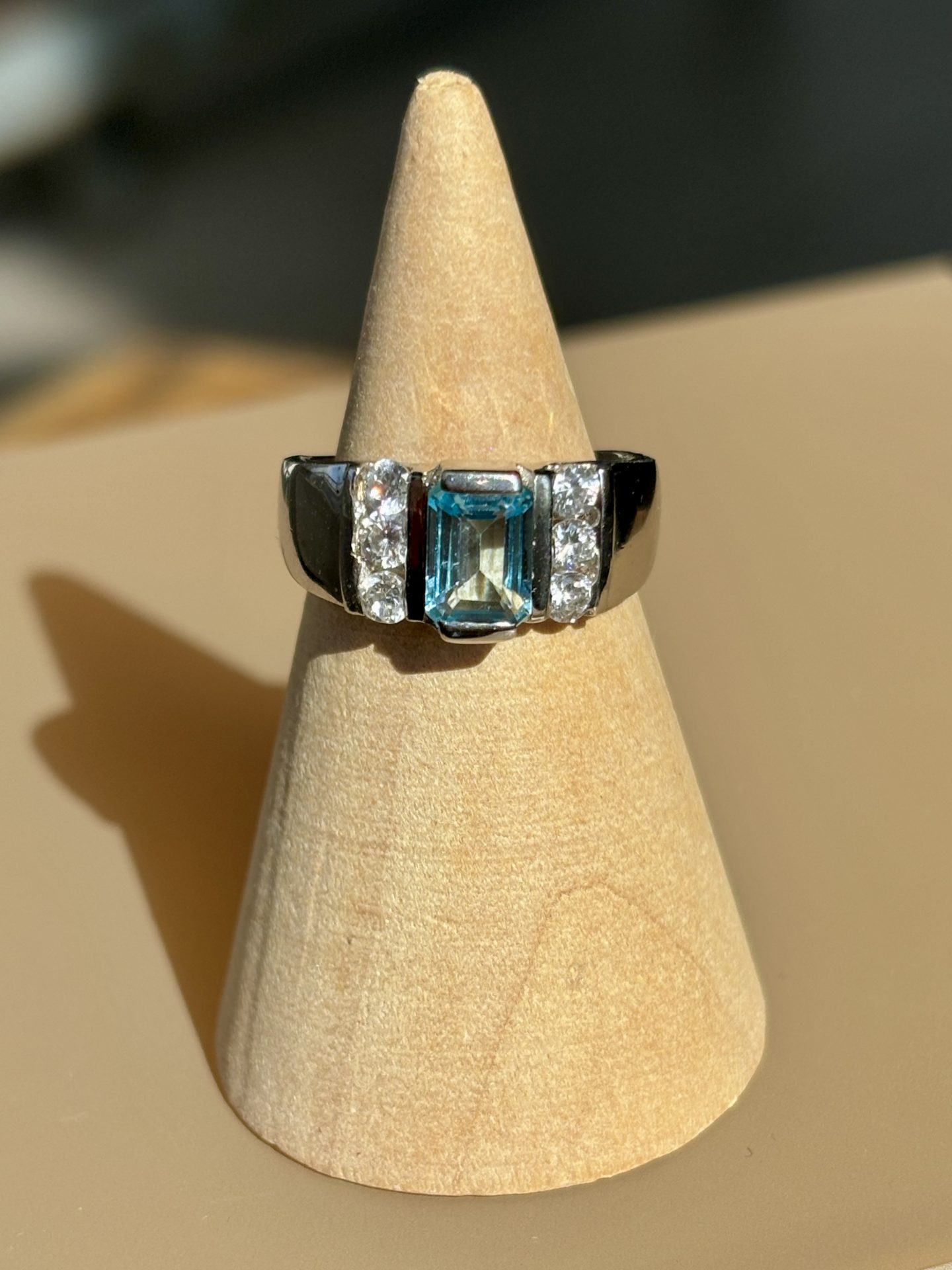 Bague Jonc fin orné d'une Topaze bleue forme Baguette Argent 925