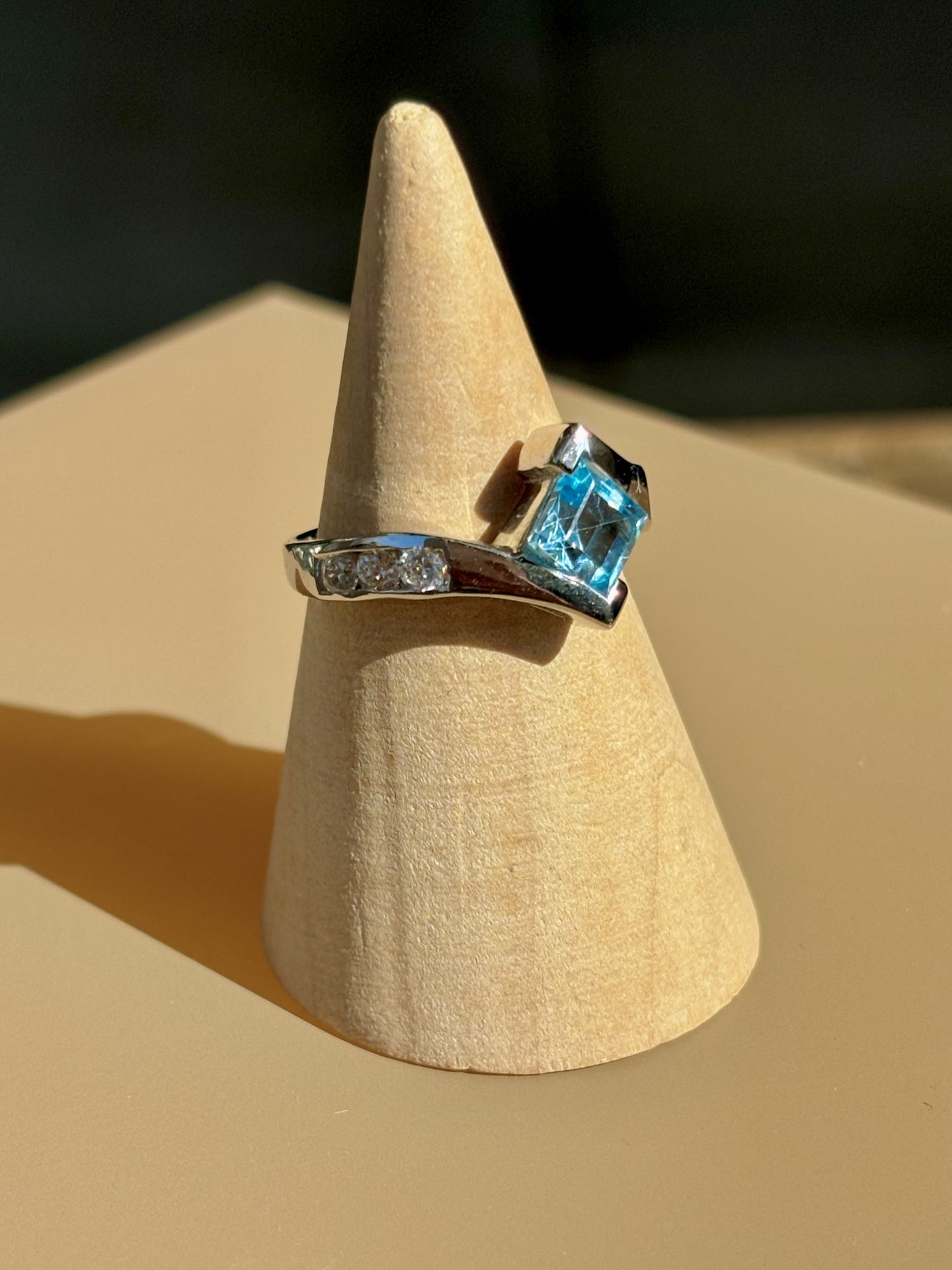 Bague asymétrique Topaze bleue forme Princesse Argent 925 – Image 5