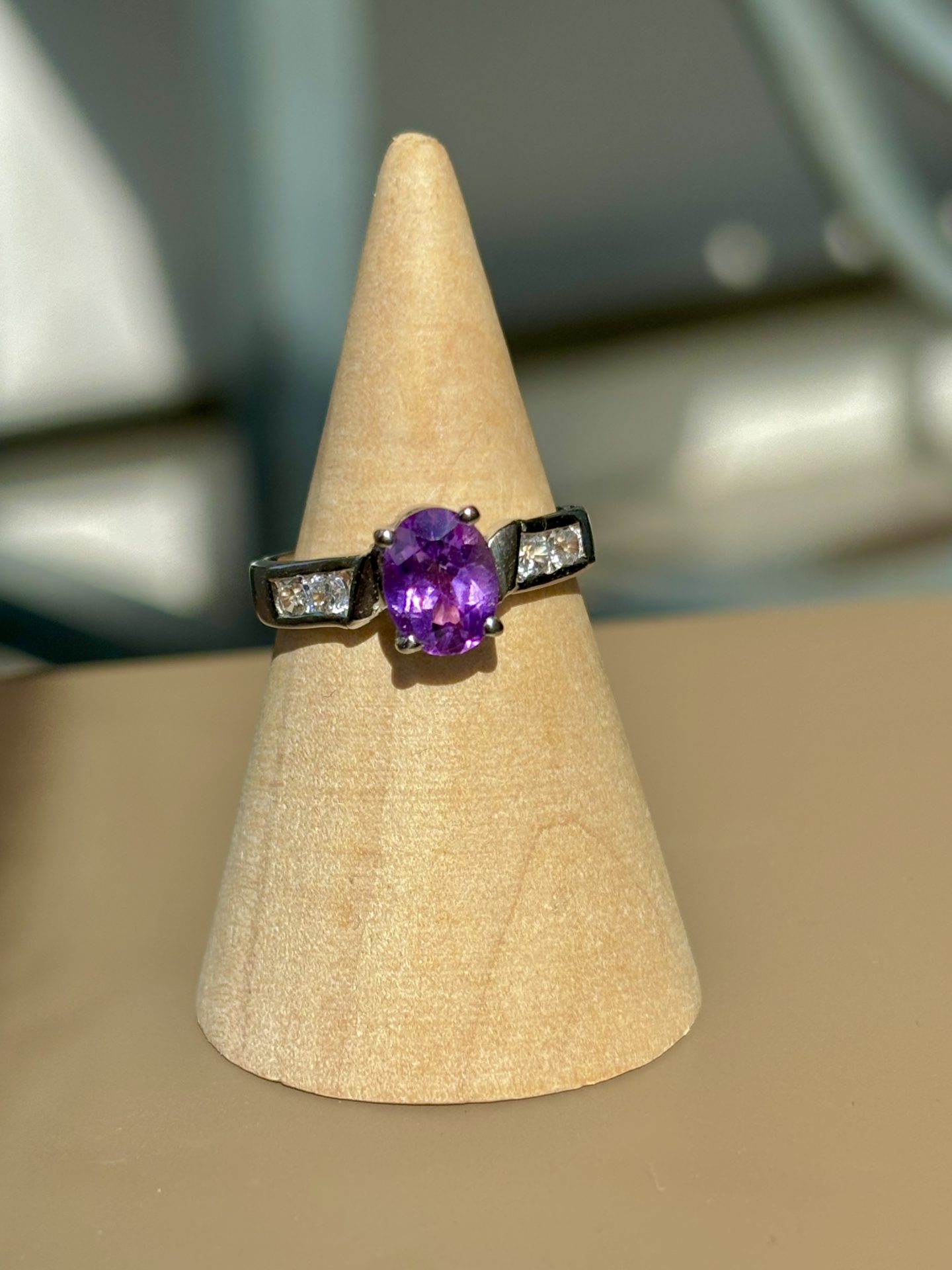 Bague solitaire ovale sertie d'une Améthyste facettée Argent 925