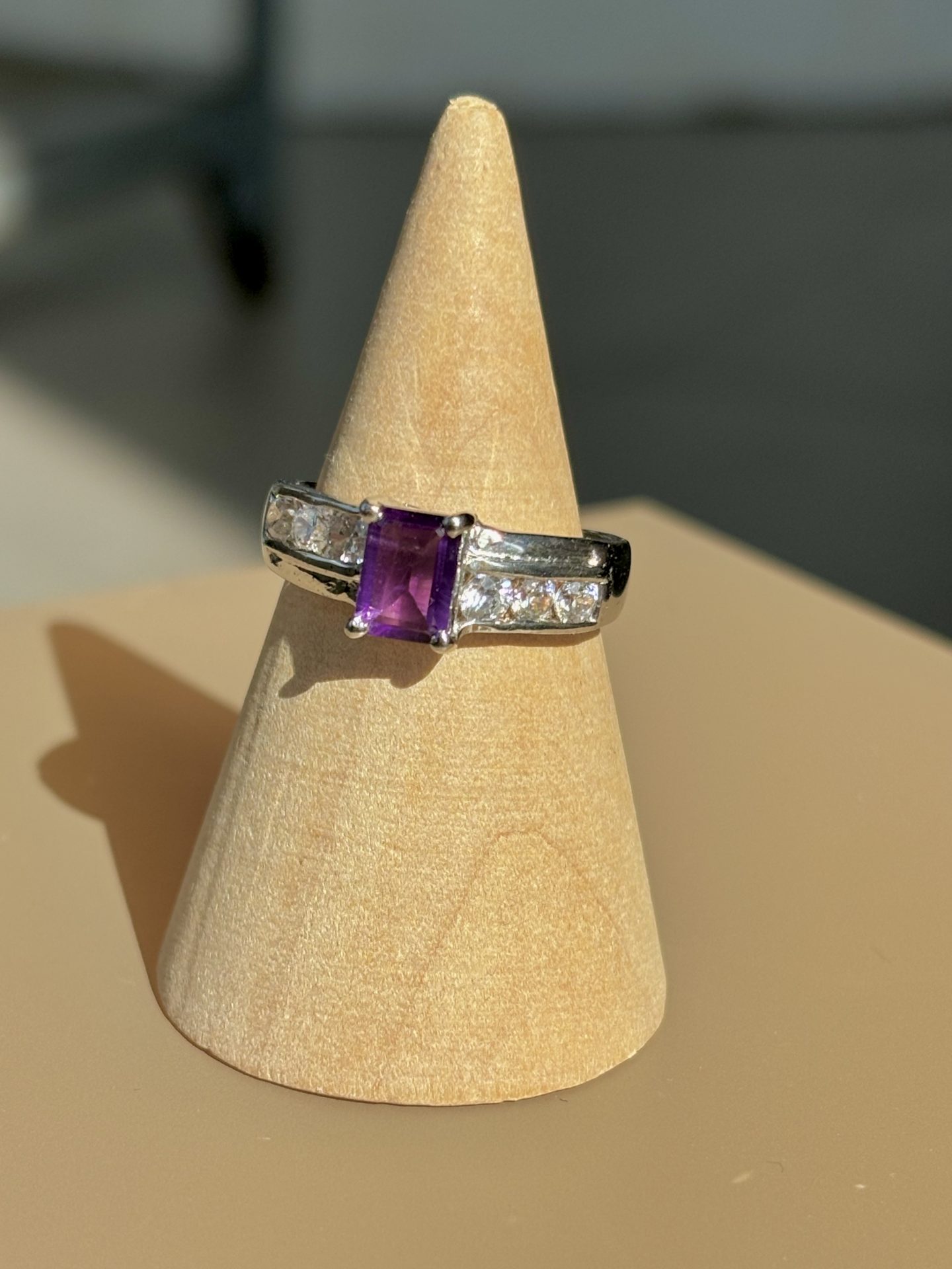 Bague solitaire baguette sertie d'une Améthyste facettée Argent 925