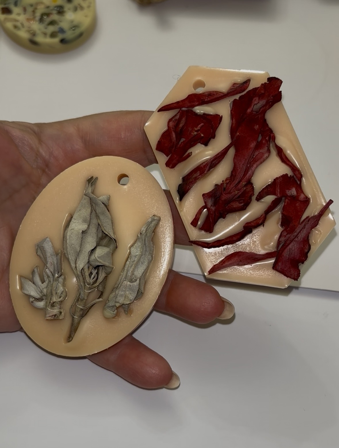Suspension en Cire Parfumée Naturelle avec Feuilles de Sauge — Création Artisanale