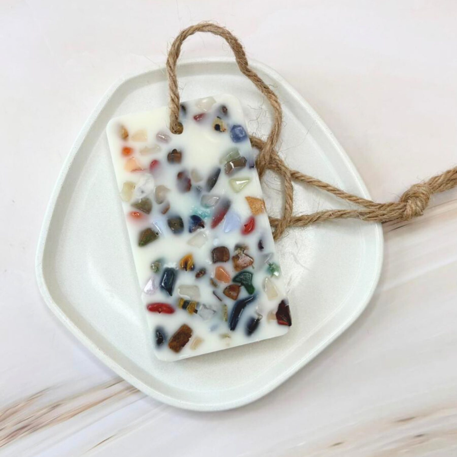 Suspension en Cire Parfumée Naturelle avec Éclats de Pierres — Création Artisanale – Image 11