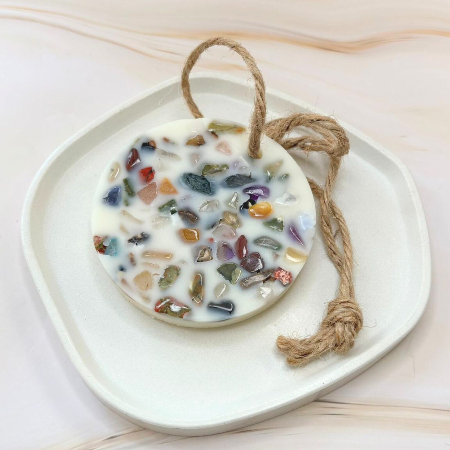 Suspension en Cire Parfumée Naturelle avec Éclats de Pierres — Création Artisanale – Image 3