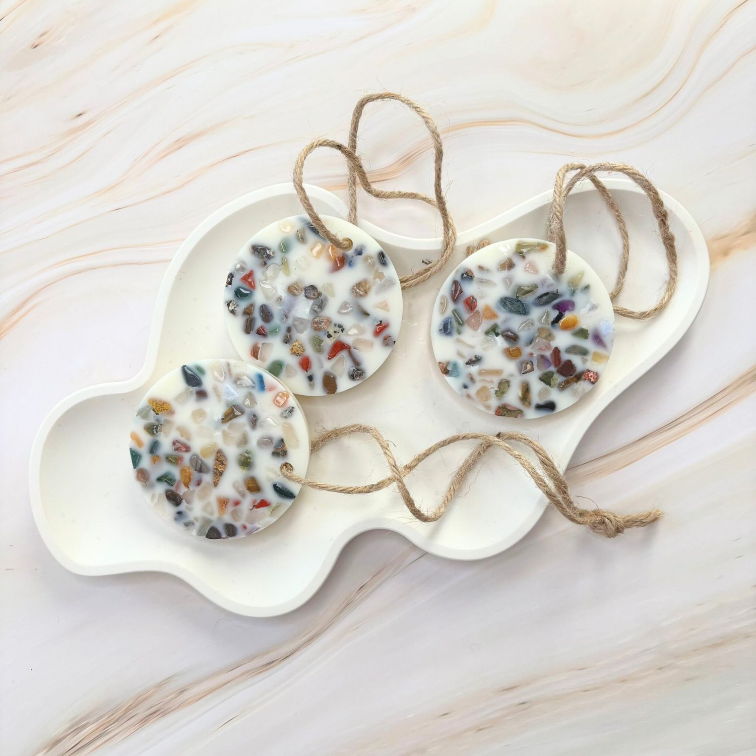 Suspension en Cire Parfumée Naturelle avec Éclats de Pierres — Création Artisanale – Image 4