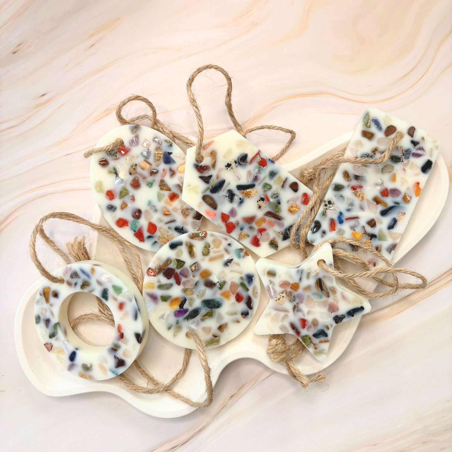 Suspension en Cire Parfumée Naturelle avec Éclats de Pierres — Création Artisanale