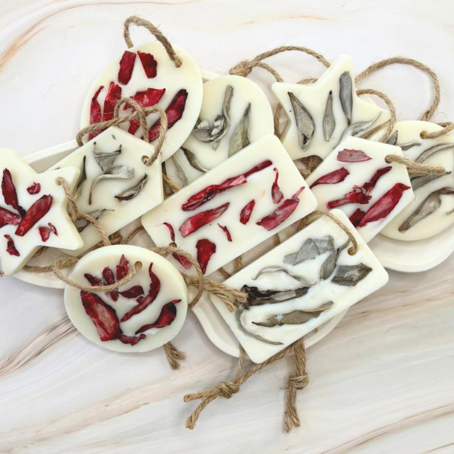 Suspension en Cire Parfumée Naturelle avec Feuilles de Sauge — Création Artisanale