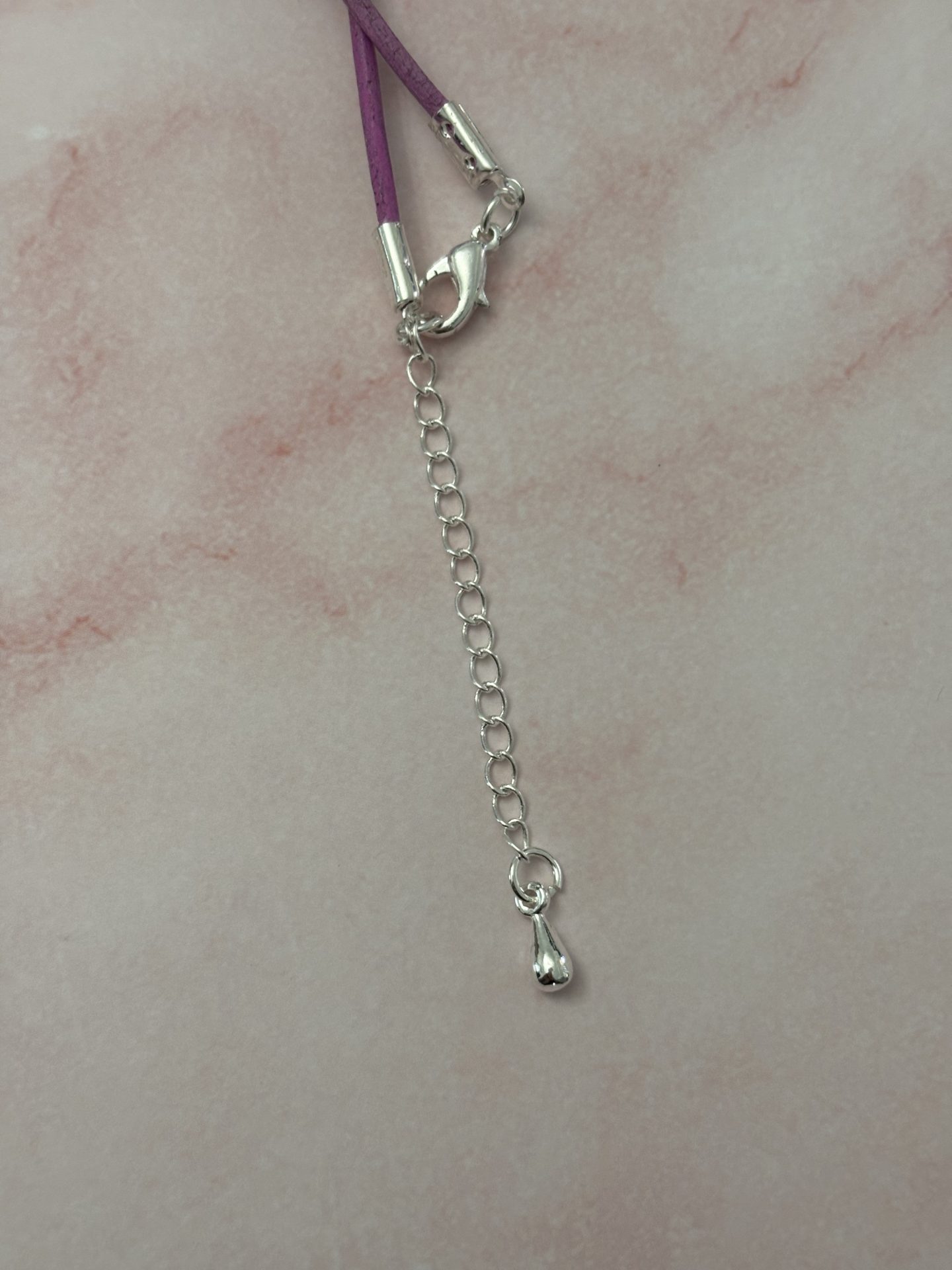 Collier Phosphosidérite Brute AA sur Cuir Véritable - Capsule Noël (Edition Limitée) – Image 10