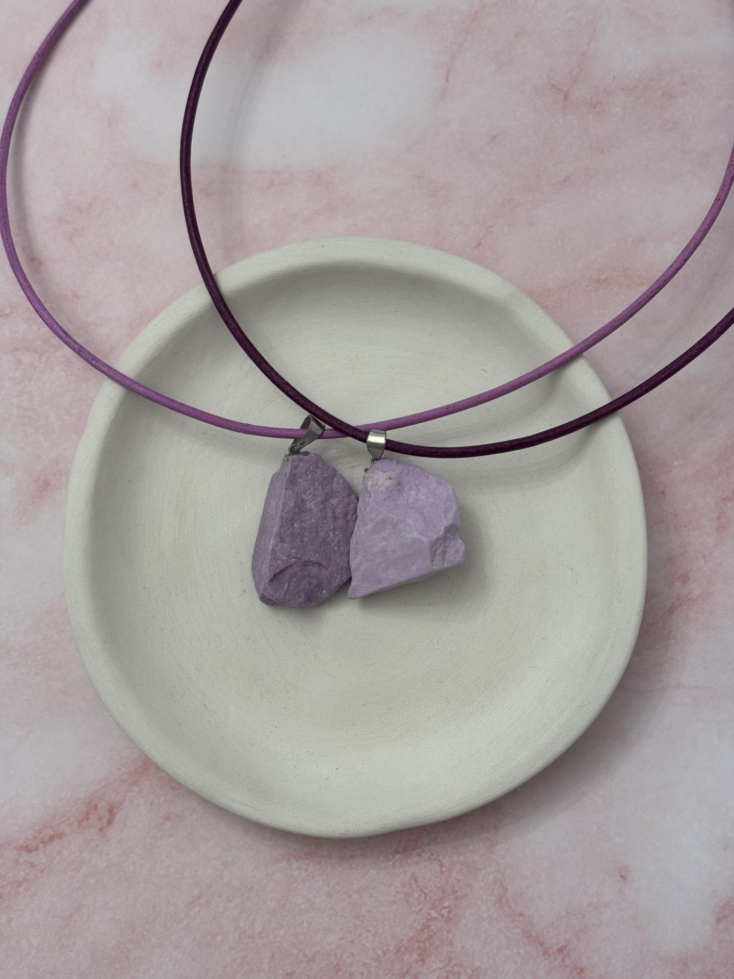 Collier Phosphosidérite Brute AA sur Cuir Véritable - Capsule Noël (Edition Limitée) – Image 3