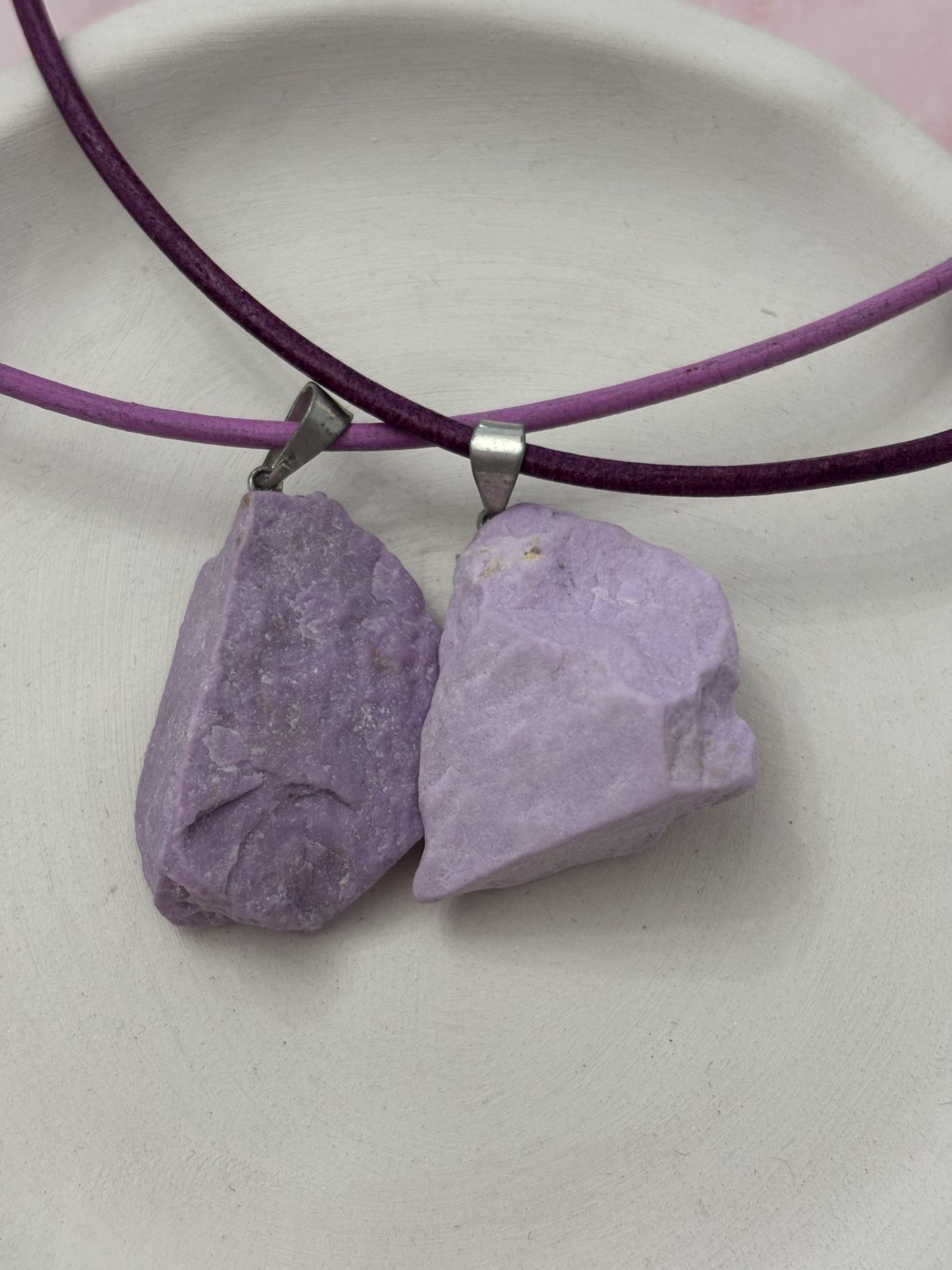 Collier Phosphosidérite Brute AA sur Cuir Véritable - Capsule Noël (Edition Limitée) – Image 4