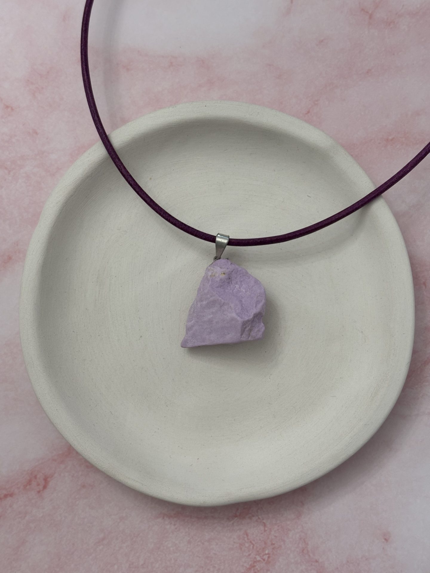 Collier Phosphosidérite Brute AA sur Cuir Véritable - Capsule Noël (Edition Limitée) – Image 5