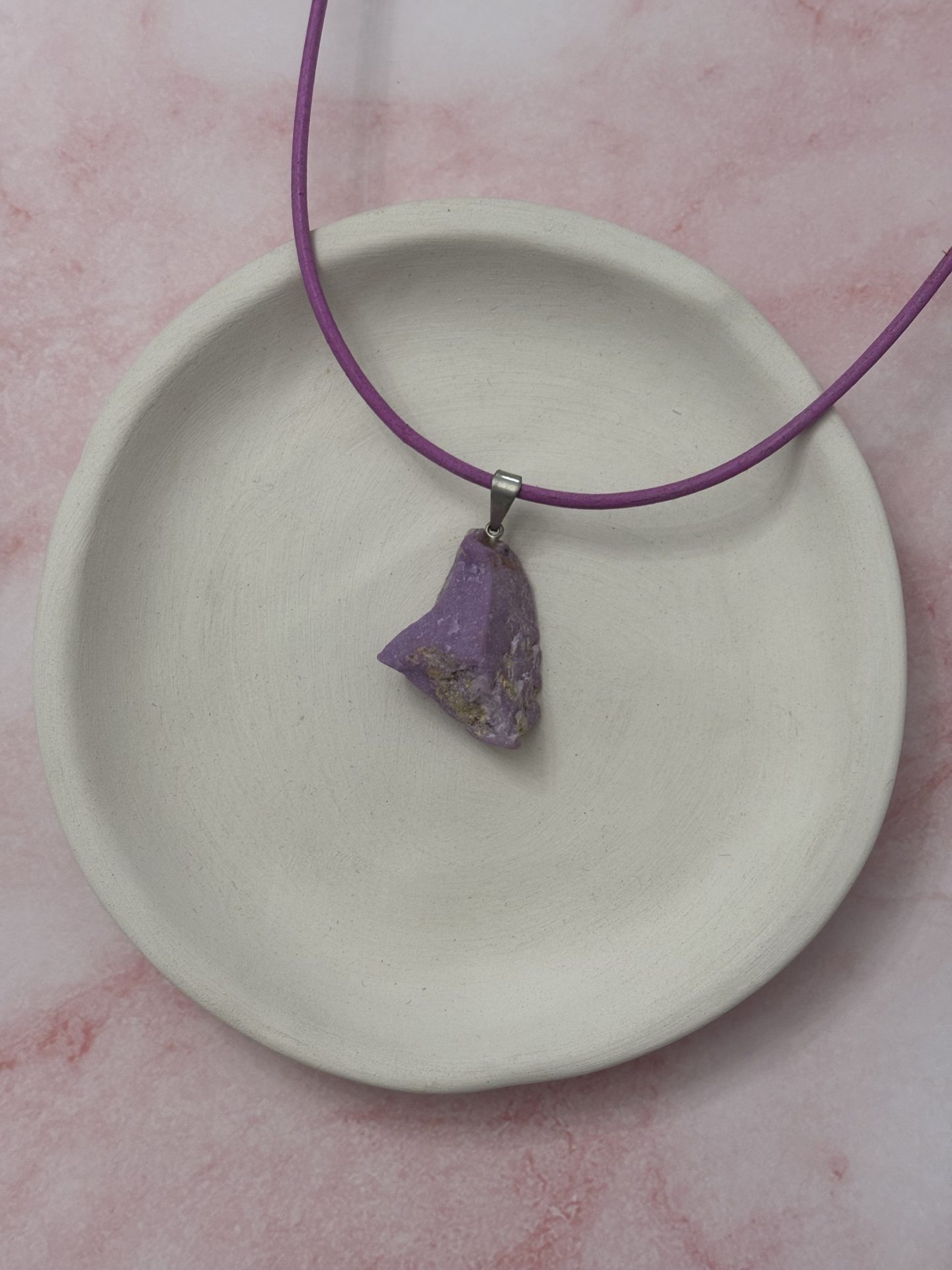 Collier Phosphosidérite Brute AA sur Cuir Véritable - Capsule Noël (Edition Limitée) – Image 6