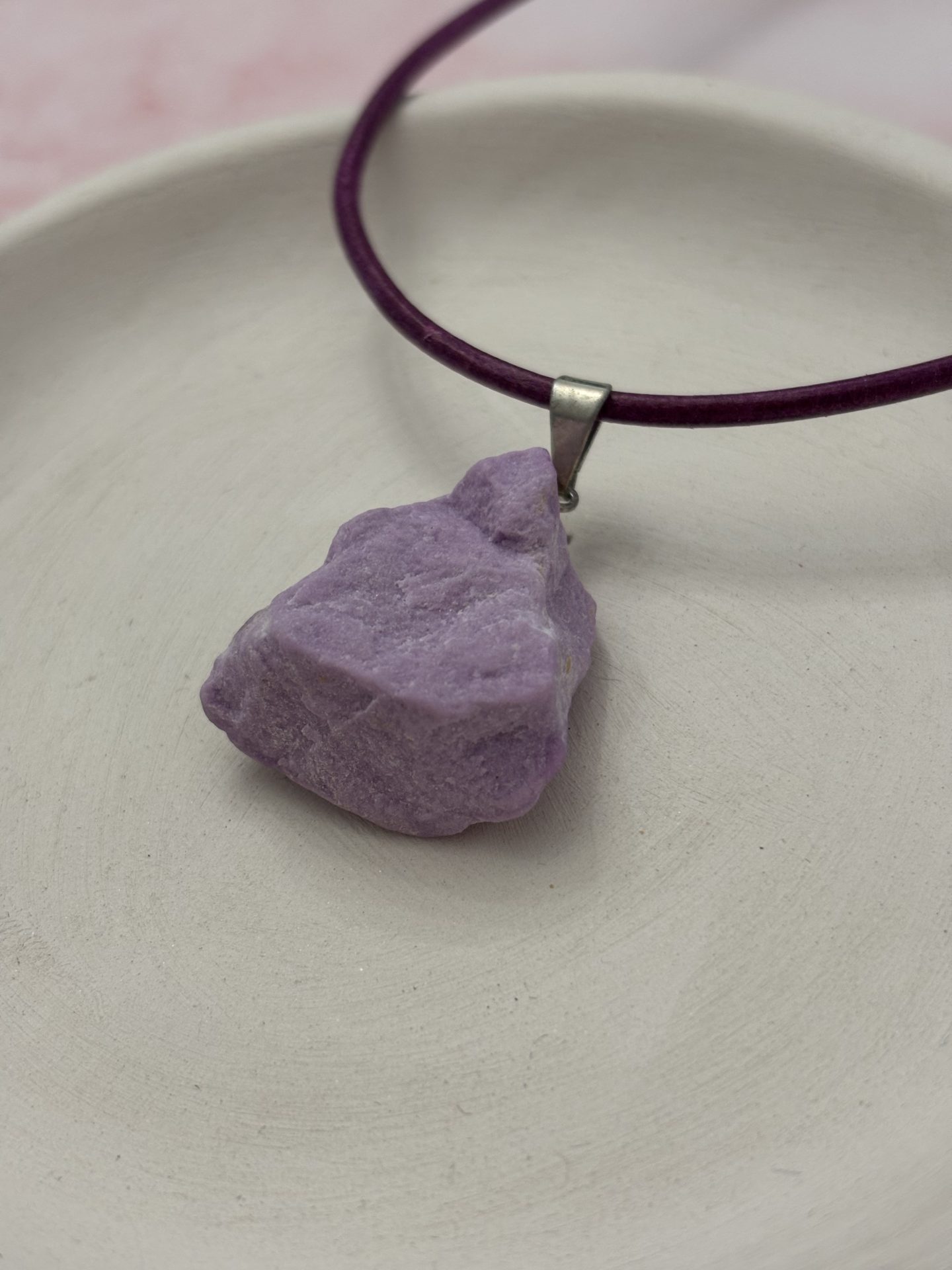 Collier Phosphosidérite Brute AA sur Cuir Véritable - Capsule Noël (Edition Limitée) – Image 8