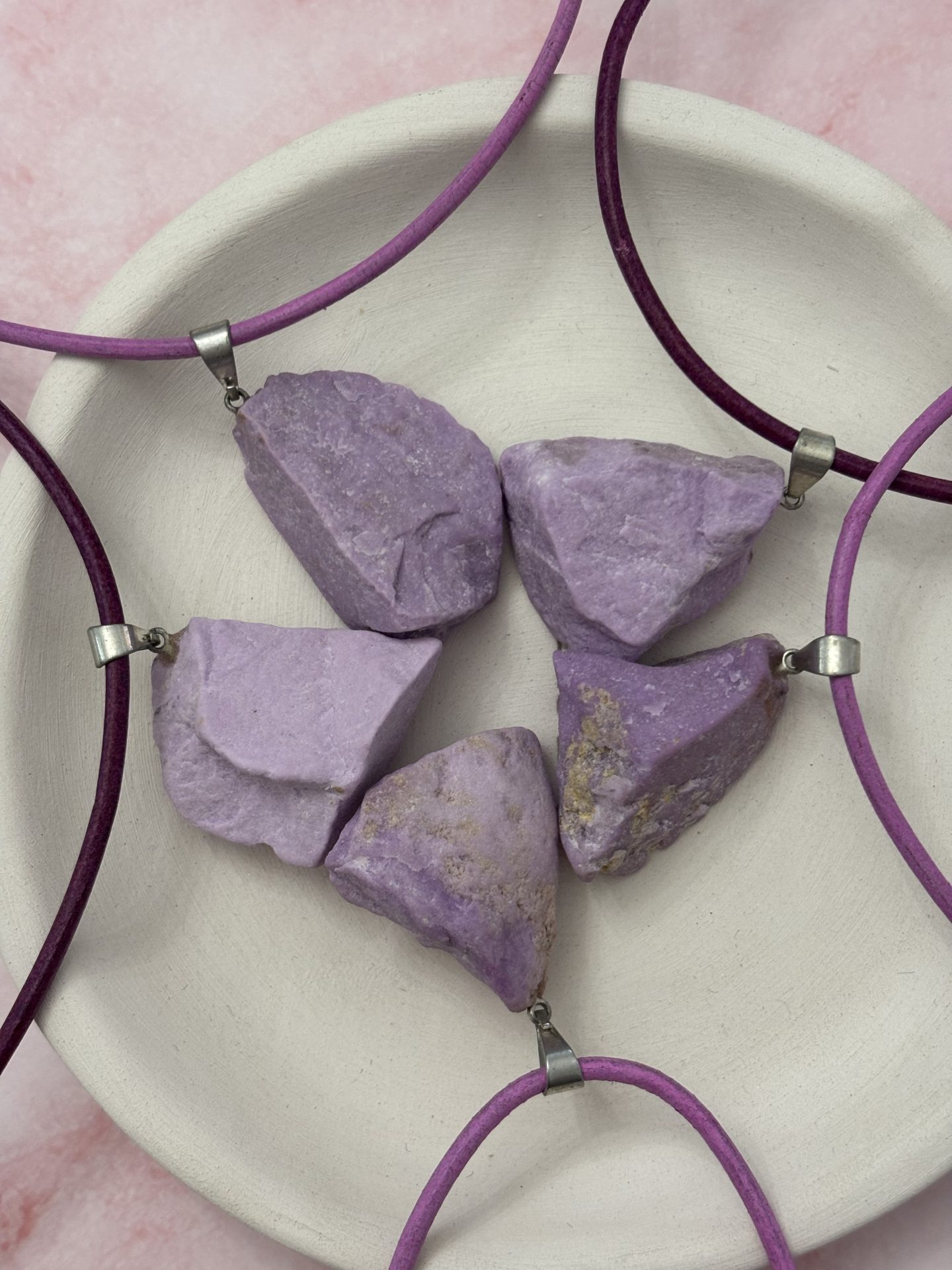 Collier Phosphosidérite Brute AA sur Cuir Véritable - Capsule Noël (Edition Limitée) – Image 9