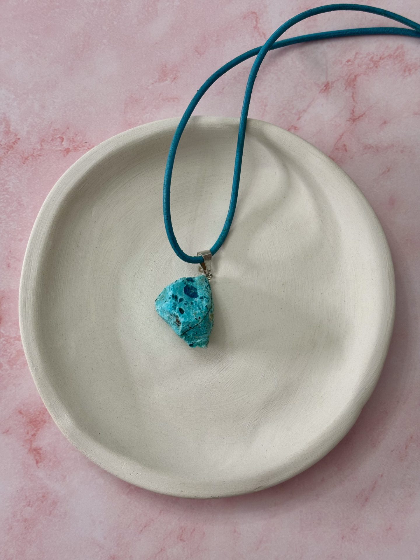 Collier Chrysocolle Brute du Pérou AA sur Cuir Véritable - Capsule Noël (Édition Limitée) – Image 3