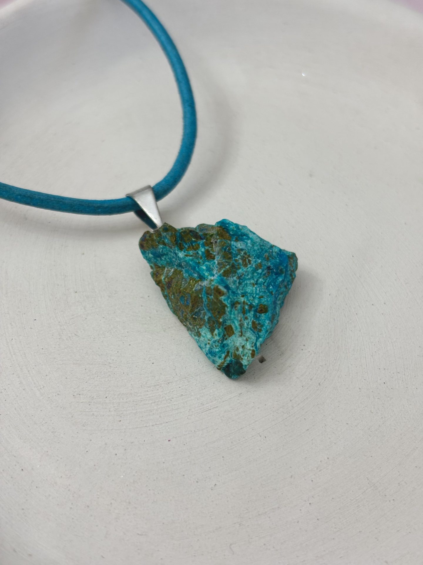 Collier Chrysocolle Brute du Pérou AA sur Cuir Véritable - Capsule Noël (Édition Limitée) – Image 6