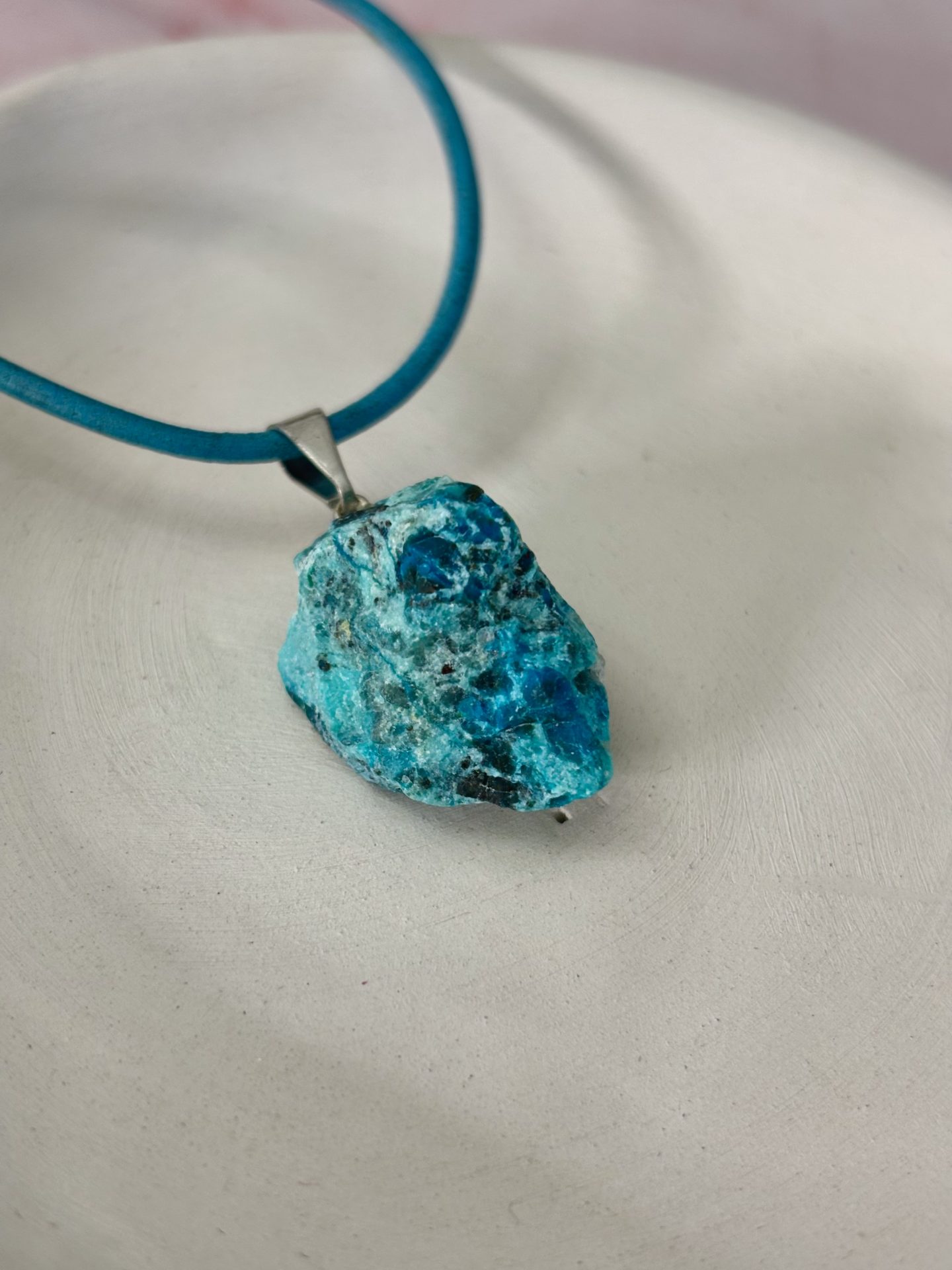 Collier Chrysocolle Brute du Pérou AA sur Cuir Véritable - Capsule Noël (Édition Limitée) – Image 10