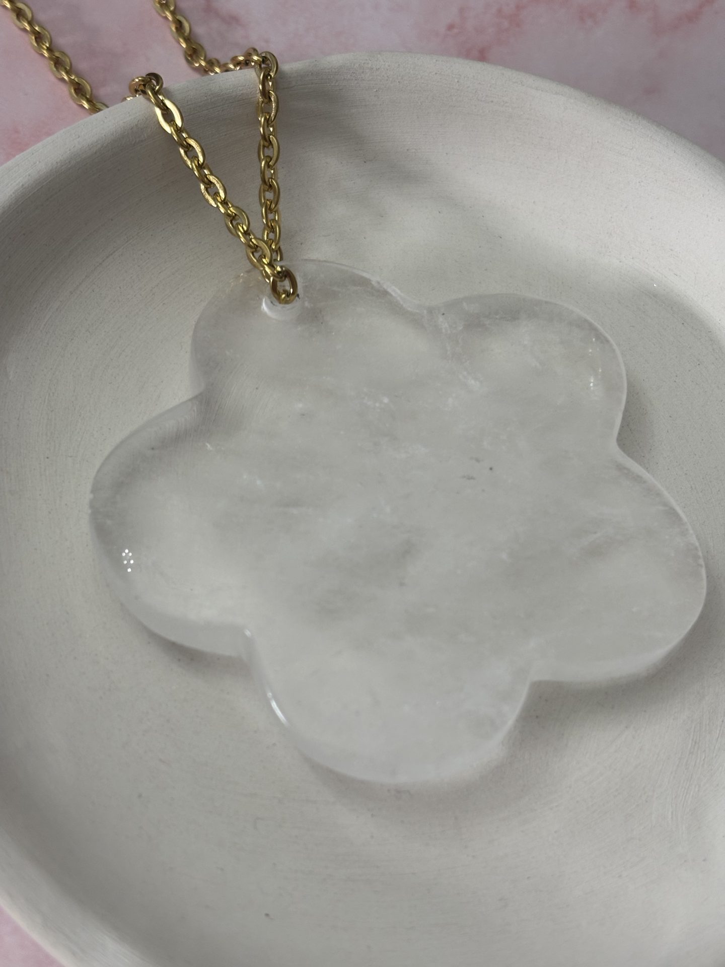 Sautoir Fleur en Cristal de Roche du Brésil A - Capsule Noël (Édition Limitée) – Image 4