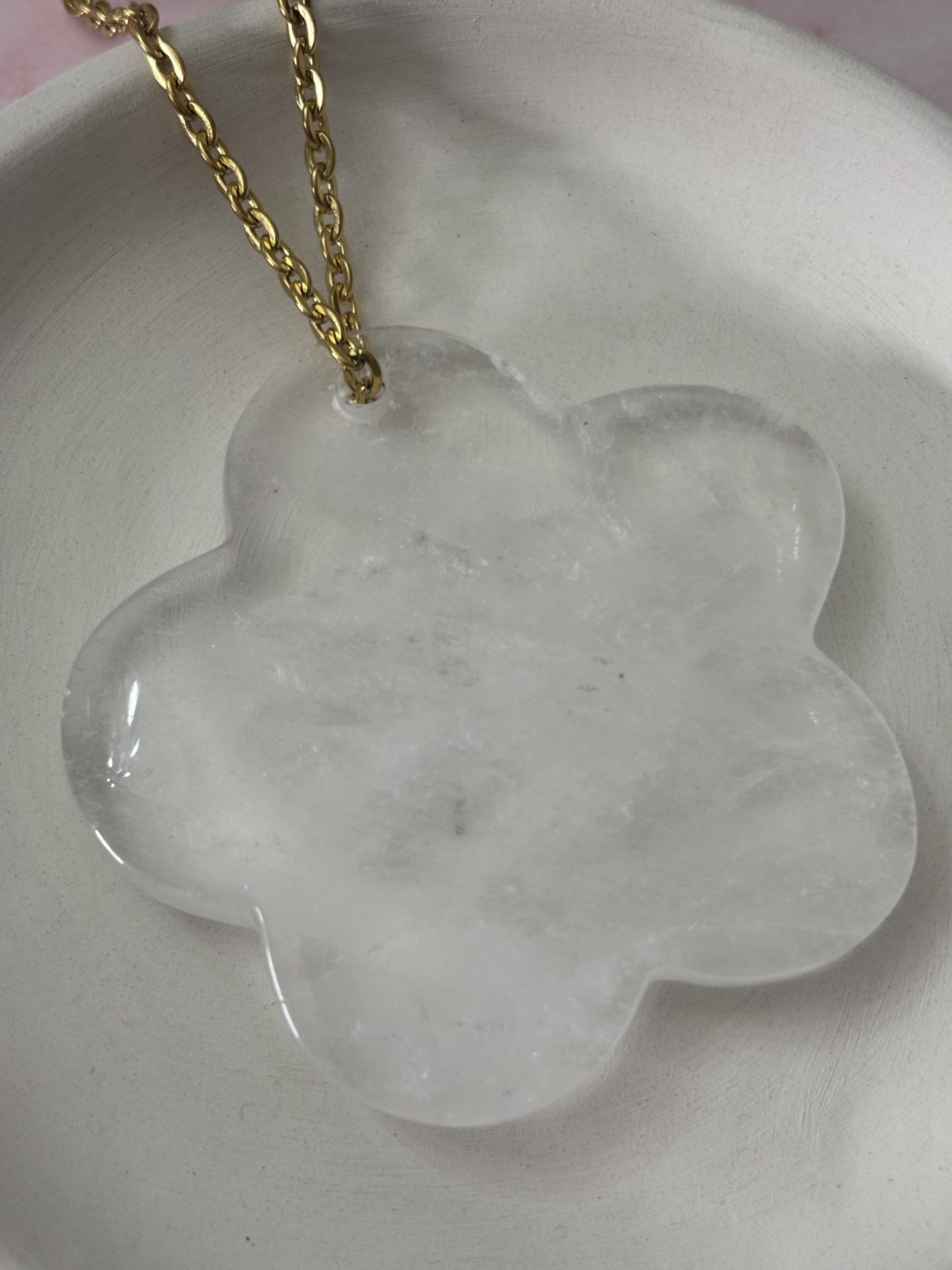 Sautoir Fleur en Cristal de Roche du Brésil A - Capsule Noël (Édition Limitée) – Image 3