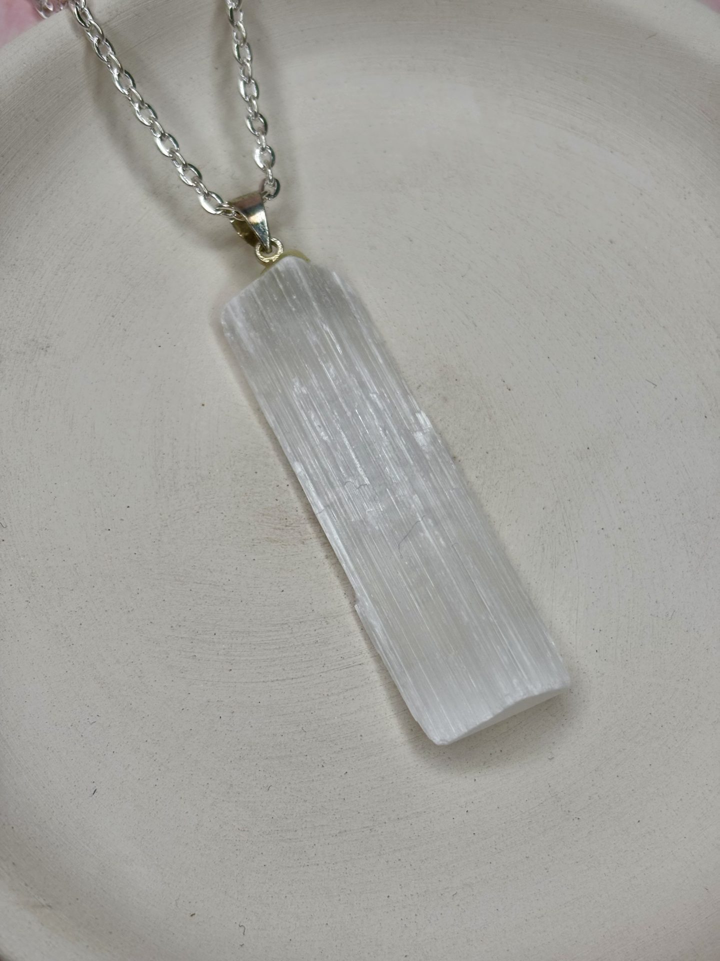 Collier Sélénite Brute du Maroc AA - Capsule Noël (Édition Limitée) – Image 5