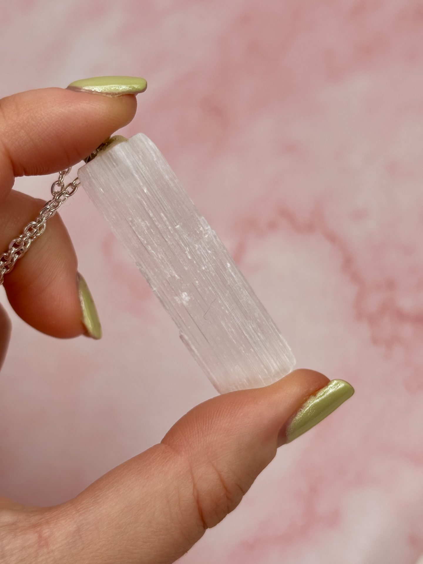 Collier Sélénite Brute du Maroc AA - Capsule Noël (Édition Limitée) – Image 6