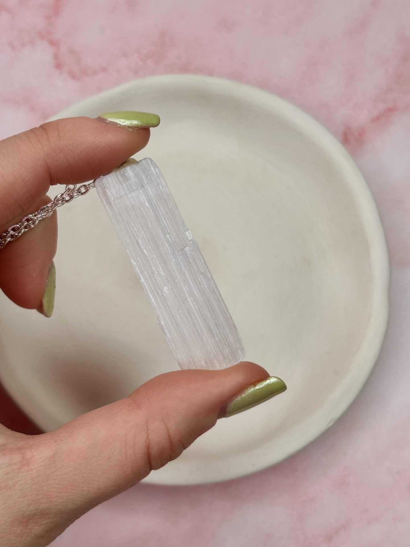 Collier Sélénite Brute du Maroc AA - Capsule Noël (Édition Limitée) – Image 7