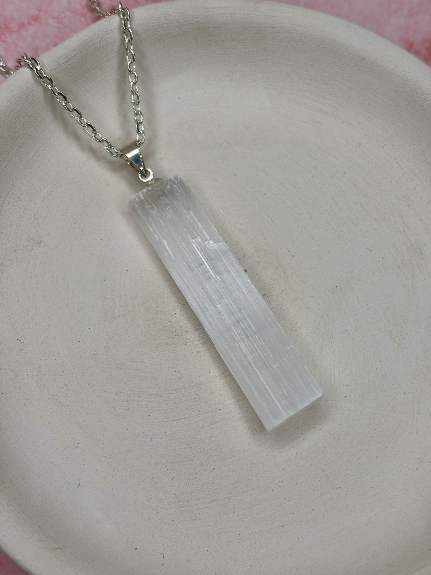 Collier Sélénite Brute du Maroc AA - Capsule Noël (Édition Limitée) – Image 9