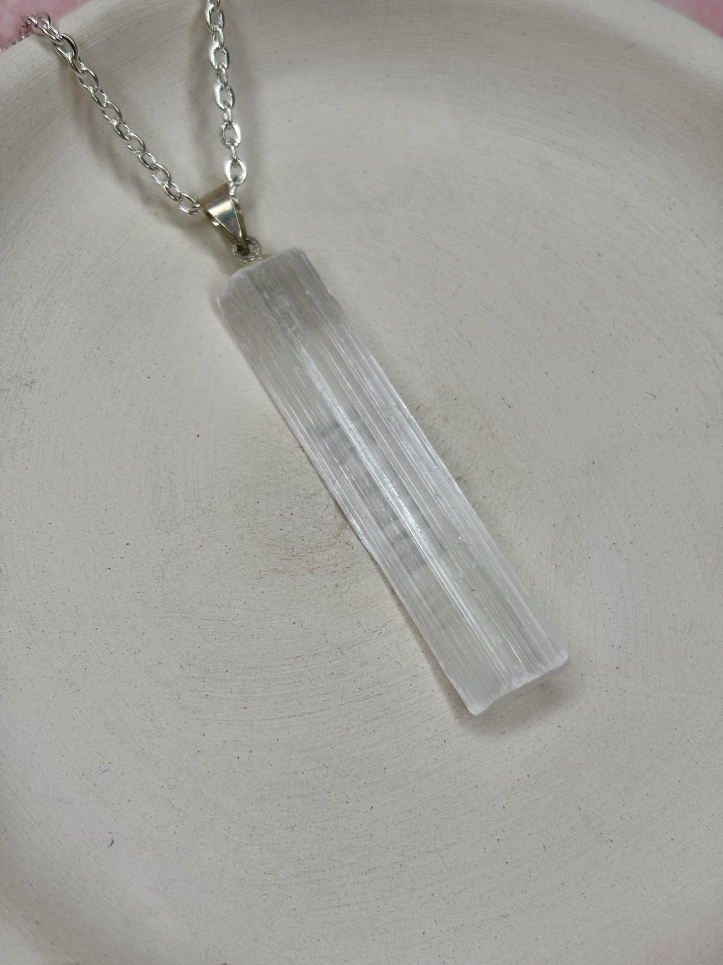 Collier Sélénite Brute du Maroc AA - Capsule Noël (Édition Limitée) – Image 11