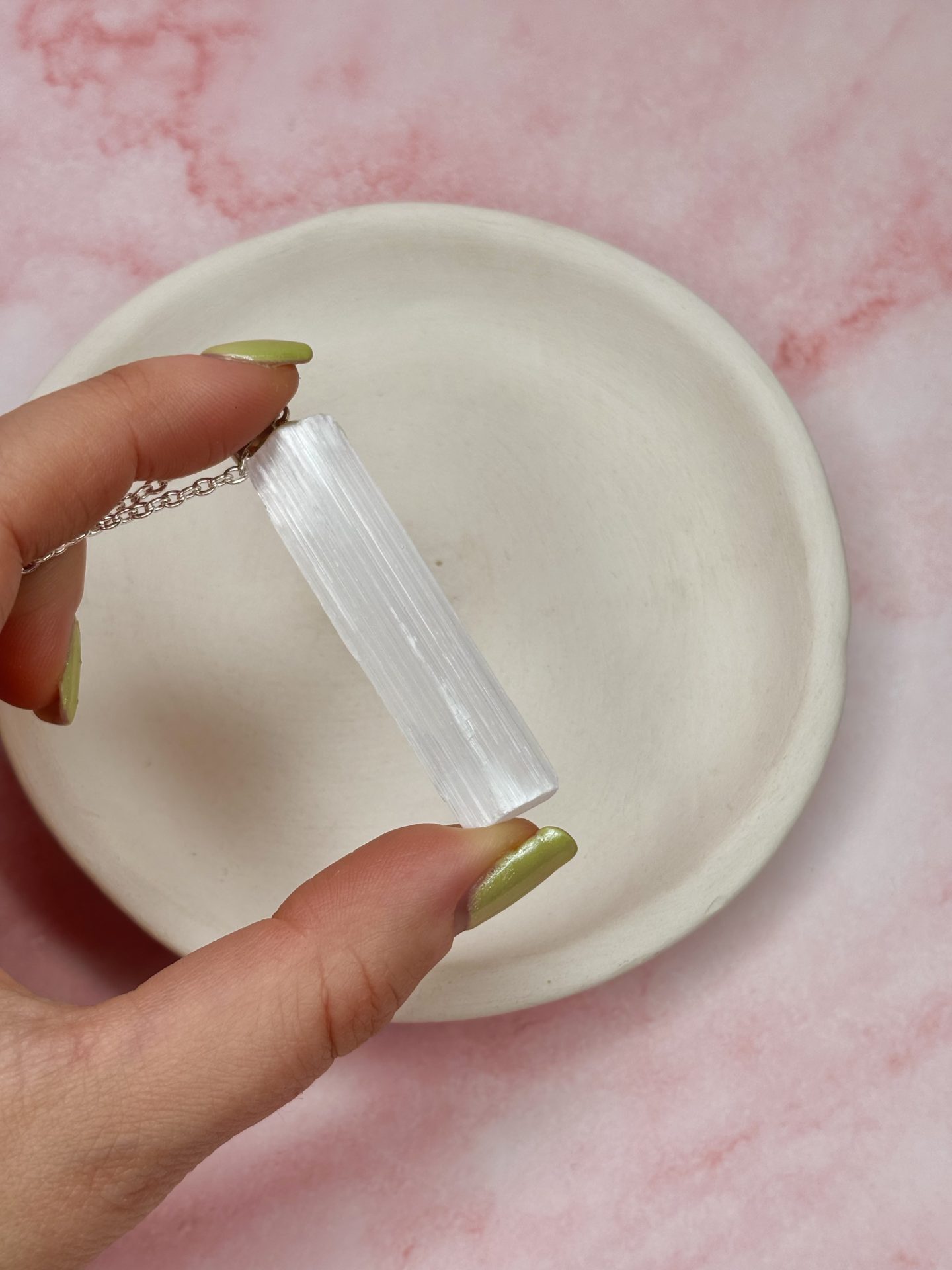 Collier Sélénite Brute du Maroc AA - Capsule Noël (Édition Limitée) – Image 3