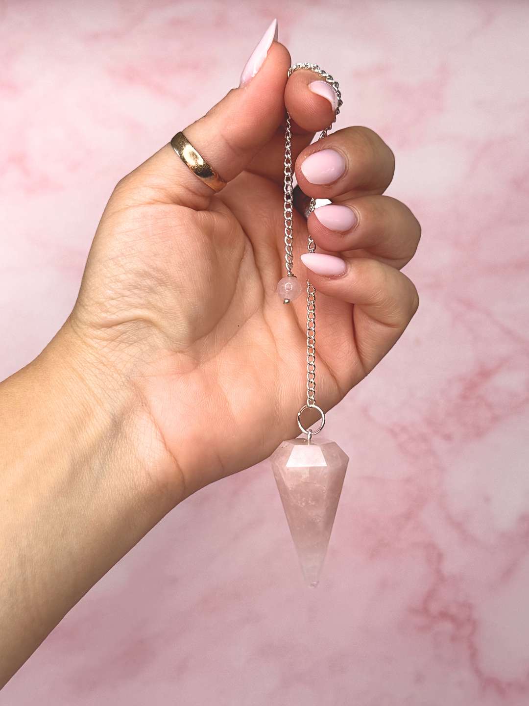 Pendule Hexagonal en Quartz Rose du Brésil — Amour & Apaisement du Cœur